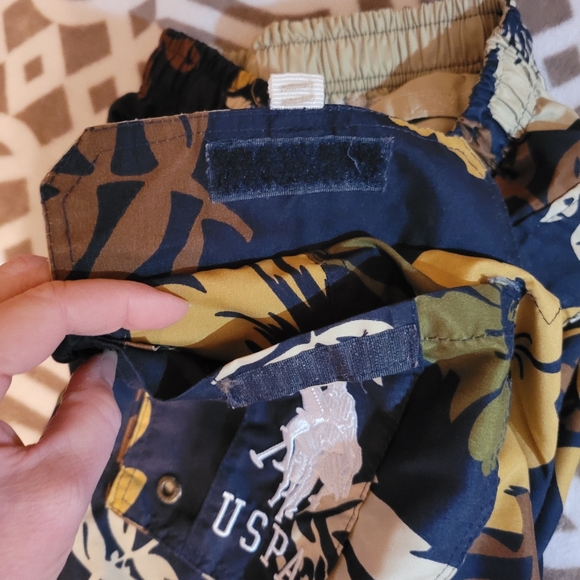 Mens US Polo Assn. swim trunks, sz. XL, hibiscus print, navy, yellow, cream - Picture 8 of 11